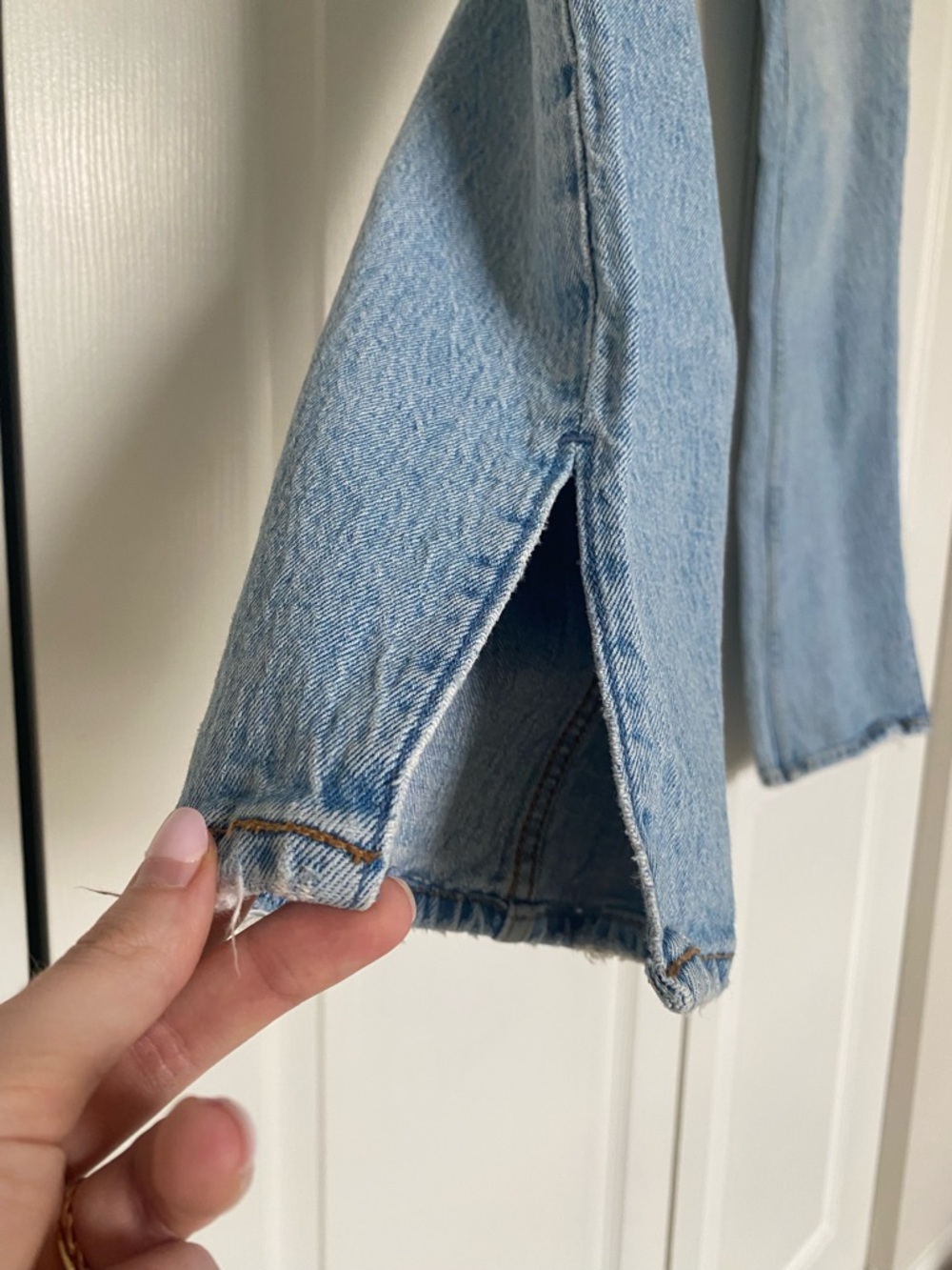 Abercrombie & Fitch 90s Straight Fit High-Rise Jeans in Light Wash - Picture 3 of 4